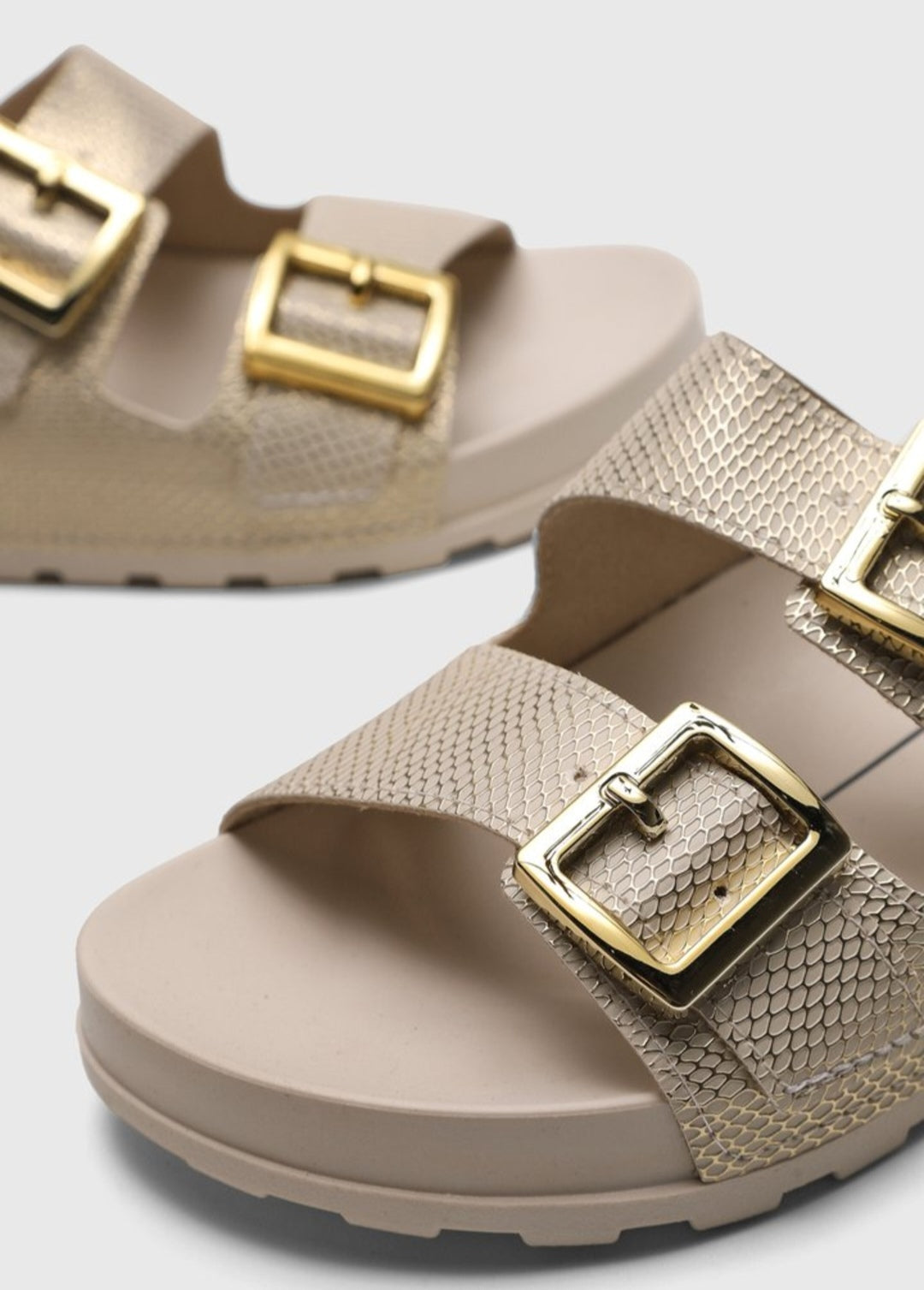 Sandalia Moleca Flat blanco , detalles dorados