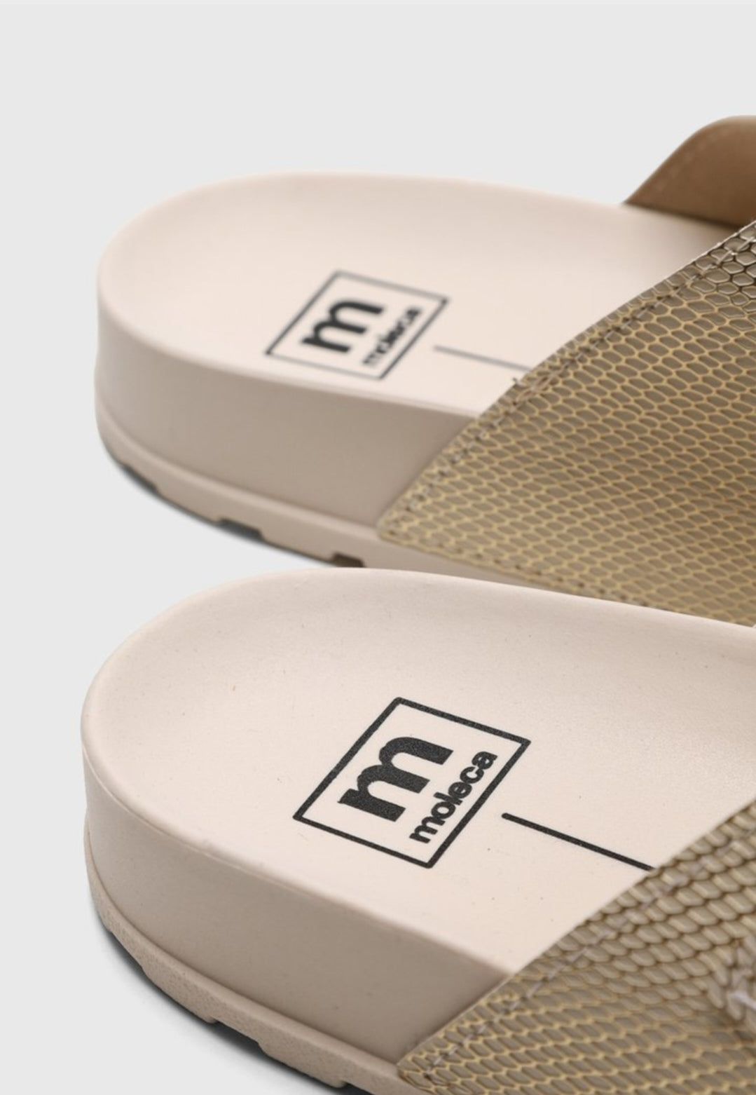 Sandalia Moleca Flat blanco , detalles dorados