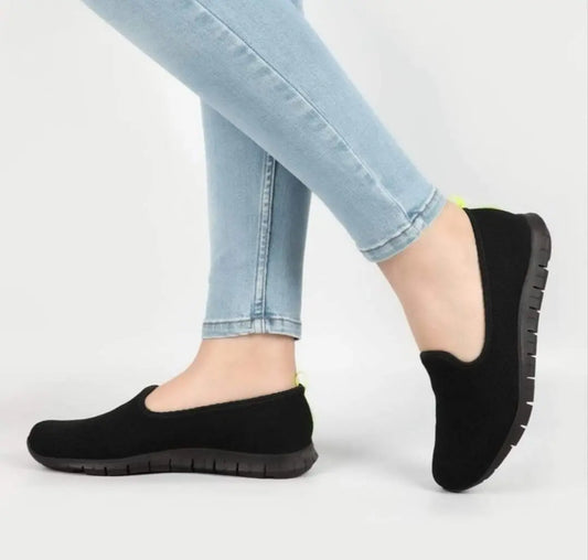 Tenis sin cordones marca activita color negro MokaBoutiqueCR